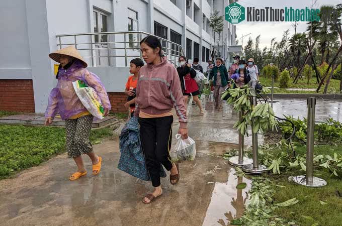 Người dân xã Bình Đông, huyện Bình Sơn trở về nhà, sáng 28/9.