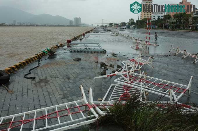 Dãy rào chắn ở bến du thuyền trên đường Bạch Đằng đổ rạp.