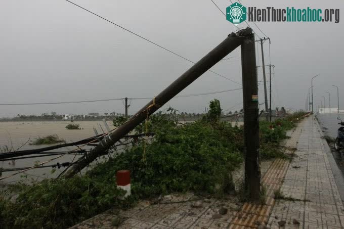 Trụ điện ở TP Tam Kỳ bị gió quật gãy.