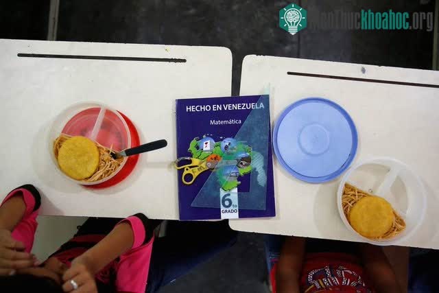 La Fria, Venezuela: Mỳ Ý với arepas (bánh bột ngô)