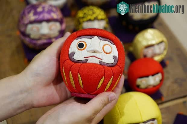 &nbsp;Lông mày có hình dạng giống như con hạc, và bộ râu giống như con rùa.