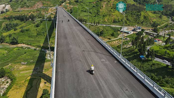 Cầu được xây dựng bằng bê tông cốt thép, dài 612m với 5 nhịp liên tục