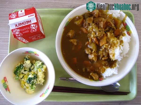 Moriyama, Nhật Bản: Cơm cà ri, rau trộn và sữa.