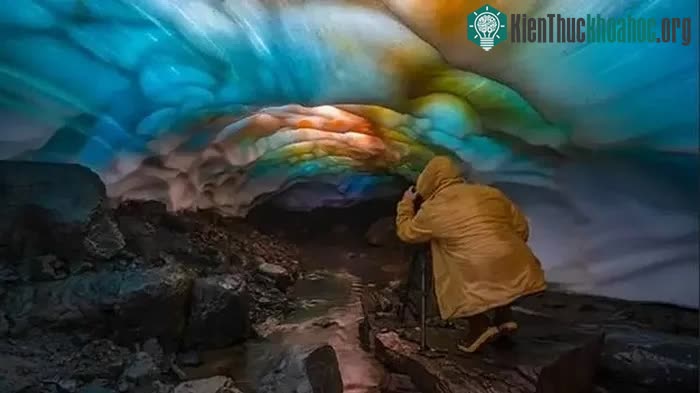 Việc vào hang băng thực ra vô cùng nguy hiểm.