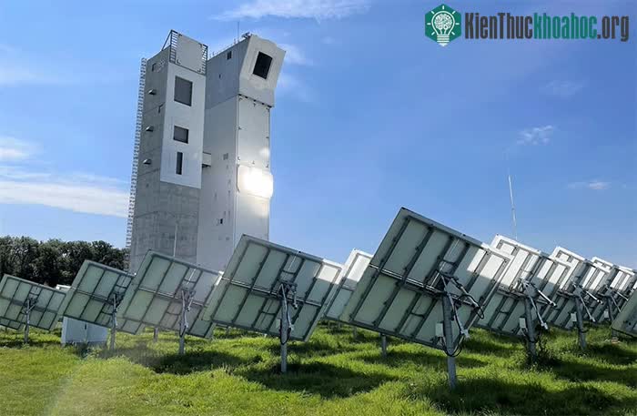 Tháp sản xuất nhiên liệu bằng năng lượng mặt trời được đưa vào vận hành tại Julich, Đức