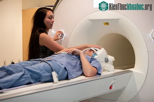 Hope Kean chuẩn bị đưa Helen Santoro vào máy chụp cộng hưởng từ.