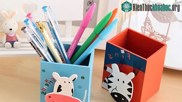 Cho bút bi vào hộp hoặc ống cắm bút để tránh thất lạc