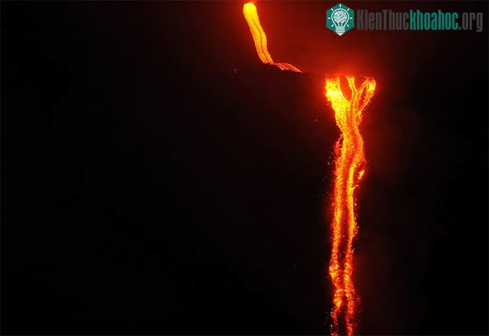 Dòng dung nham của Stromboli ồ ạt chảy ra biển vào năm 2014