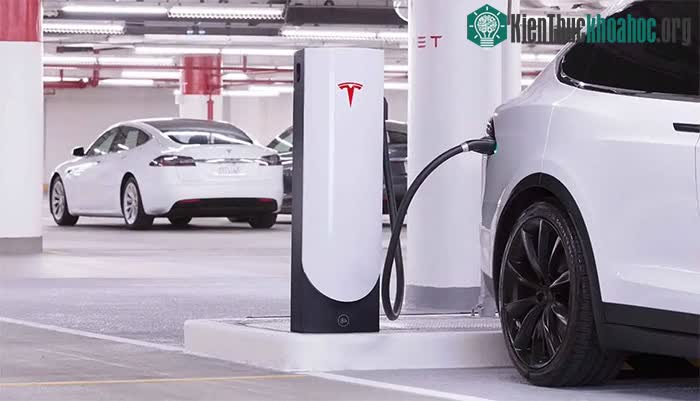 Các trạm DCFC có thể cung cấp dòng điện một chiều lên tới 350 kW cho xe