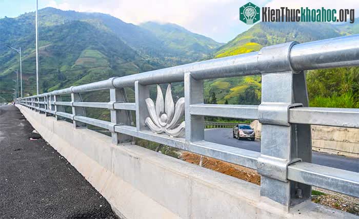 Lan can cầu cao hơn một mét, trang trí họa tiết hình bông sen.