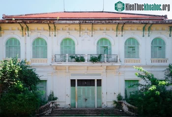 Vẻ cổ kính trầm mặc ở tòa công trình.