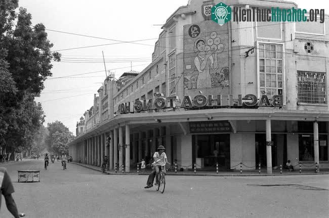 Ngã tư Tràng Tiền - Hàng Bài, phía trước Bách hóa tổng hợp Tràng Tiền, nay là TTTM Tràng Tiền Plaza.