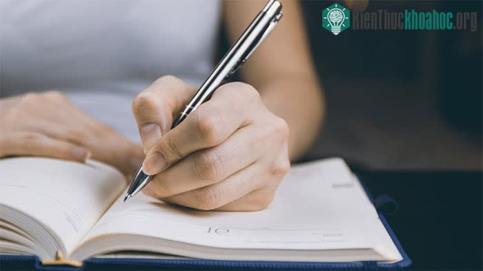 Vào mùa lạnh, mực bút bi dễ khô dẫn đến viết dễ bị mất nét, thiếu nét.