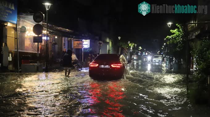 Đà Nẵng ngập một mét, nhiều người dân kêu cứu ảnh 3