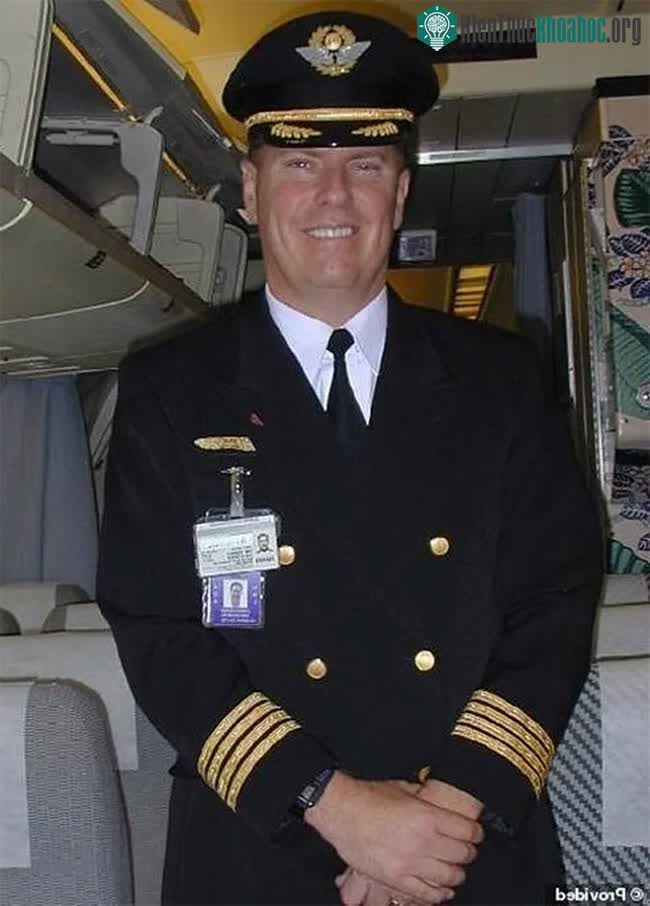 Phi công Van Voorhis.