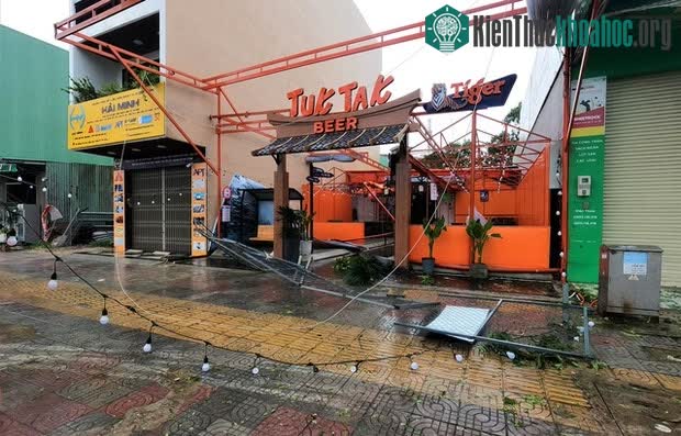 Một số hàng quán của người dân bị tốc mái.