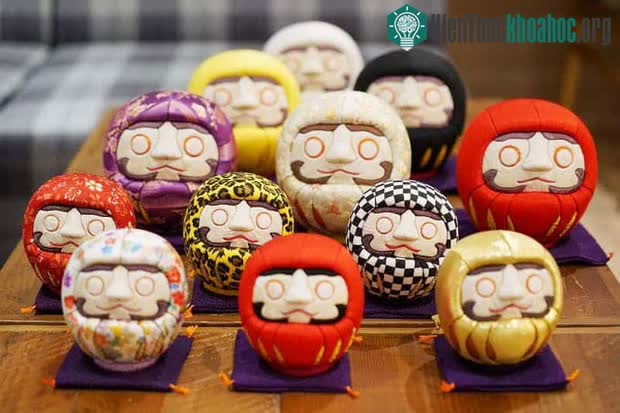 Mặc dù màu đỏ là nổi tiếng nhất nhưng Daruma có thể mang nhiều màu khác nhau tùy vào mong ước.