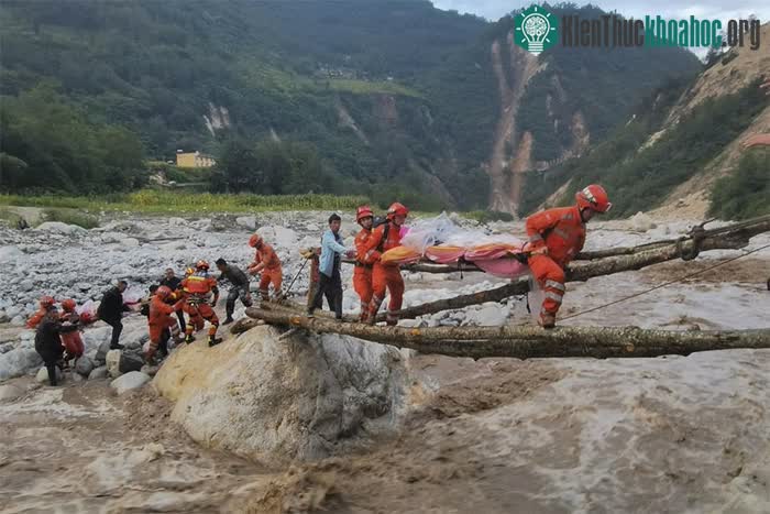 Hơn 1.000 binh sĩ đã được điều tới hiện trường để hỗ trợ công tác tìm kiếm cứu nạn.