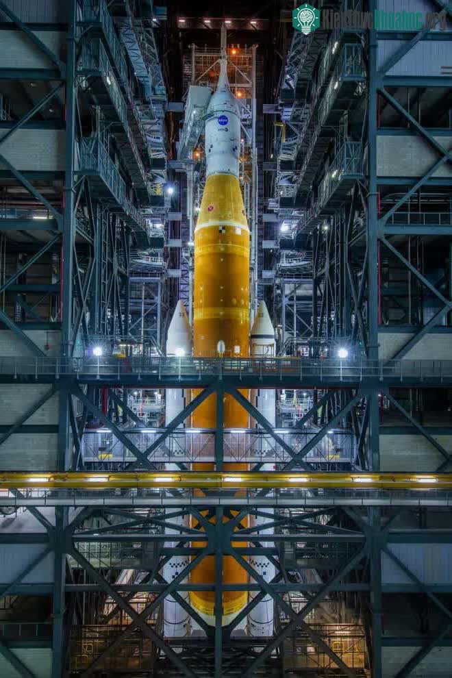 Tổ hợp SLS và Orion tại Trung tâm Vũ trụ Kennedy.