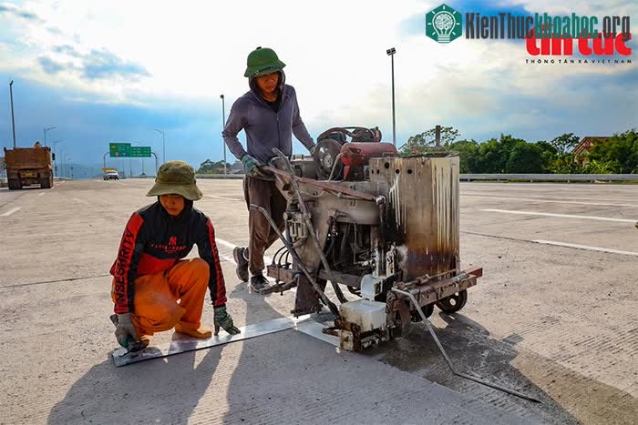 Cao tốc trải qua 25 tháng thi công trong điều kiện khó khăn, nhất là phải thi công trên biển.