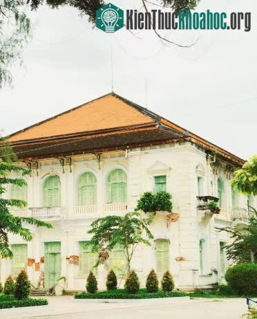 Du khách được khuyến cáo chỉ được đứng tham quan từ bên ngoài, không lại gần
