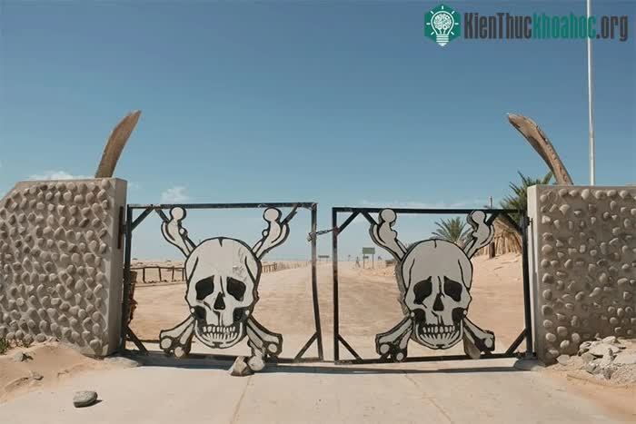 Cổng Ugab, lối vào phía nam của bờ biển Skeleton