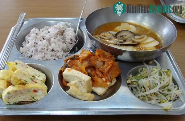 Seoul, Hàn Quốc: Cơm, canh với trứng cuộn, giá đỗ và rất nhiều kim chi.