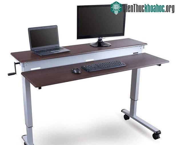 Bàn làm việc đứng để thoát khỏi các vấn đề về lưng