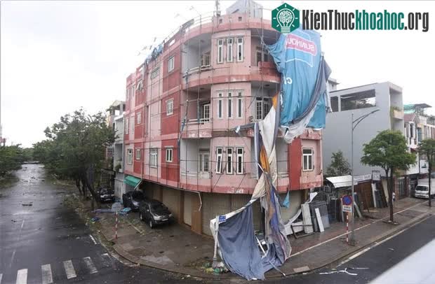 Nhiều biển quảng cáo bị phá hủy hoàn toàn sau cơn bão