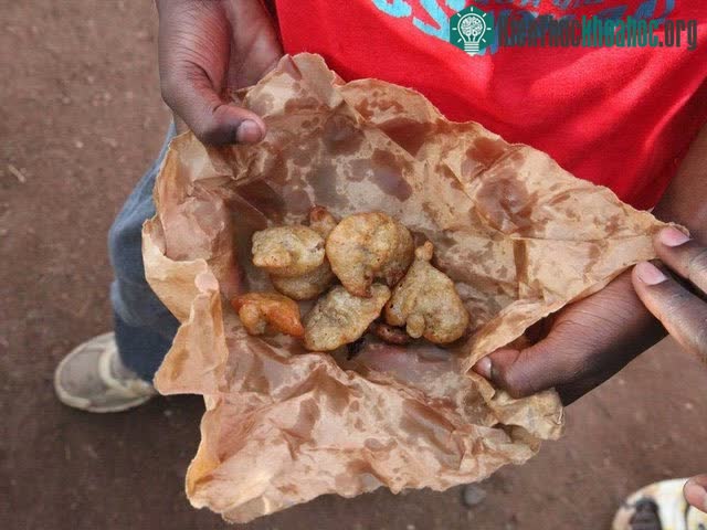 Bamako, Mali: Bánh rán, mặc dù hầu hết học sinh ở đây chọn sẽ về nhà ăn.
