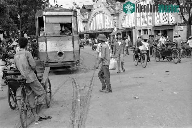 Tàu điện chạy qua chợ Đồng Xuân