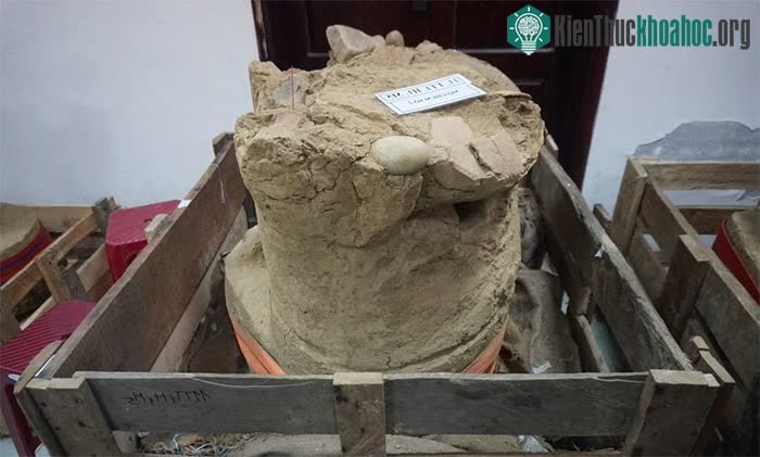 Một mộ chum sau khi được phục dựng.