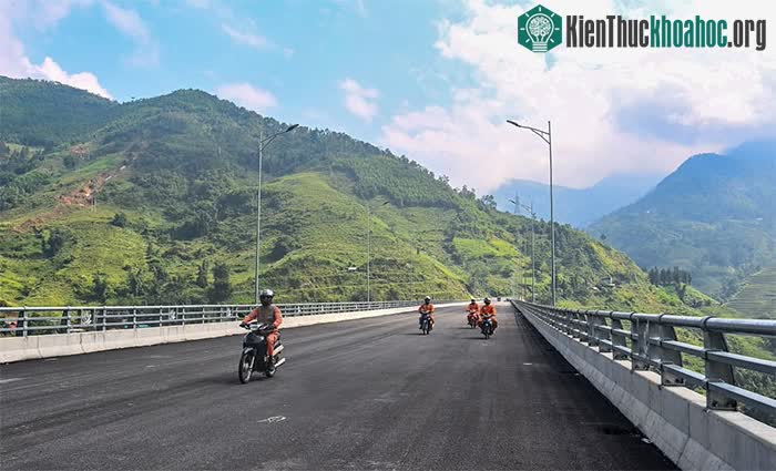 Trên cầu hiện tại chỉ cho phép một số phương tiện của các đơn vị thi công qua lại.