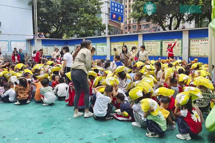 Một nhà trẻ tại huyện Thạch Miên, thành phố Nhã An được sơ tán khi vụ động đất xảy ra.