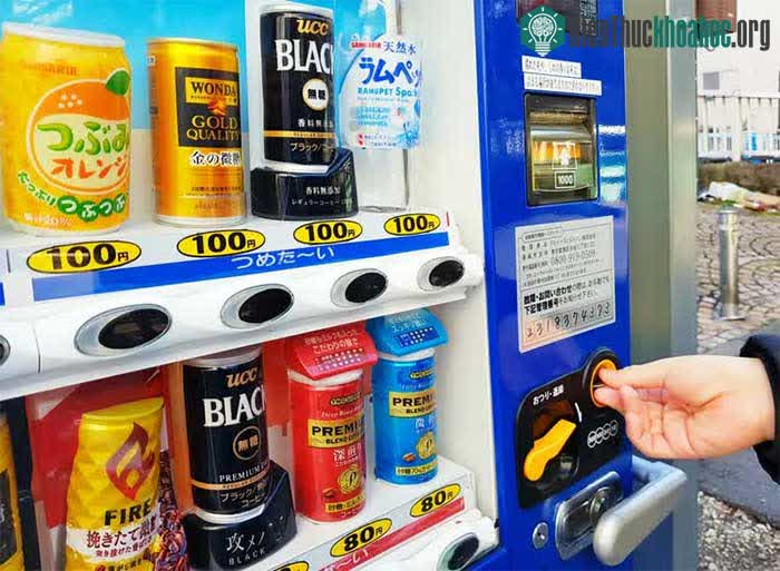 &nbsp;Việc sử dụng tiền giấy và tiền xu để mua hàng vẫn là chuyện thường thấy.
