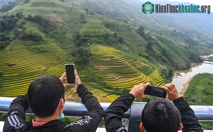 Cầu hiện đã mở cửa cho du khách đến tham quan, chụp ảnh.