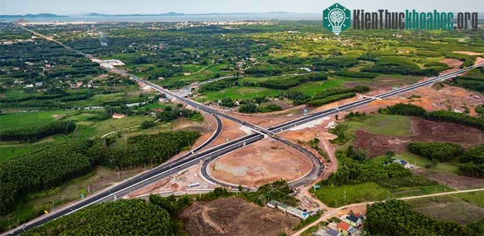 Toàn tuyến có 2 nút giao với huyện Đầm Hà và Hải Hà.