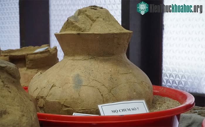 Mộ chum có các kiểu: Chum hình cầu, trụ, hình trứng, bình hoa.