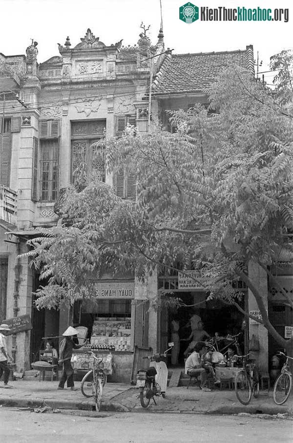 Phía trước nhà 30 Cầu Gỗ.