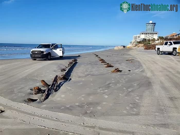 Vật thể lạ tại bãi biển Florida.