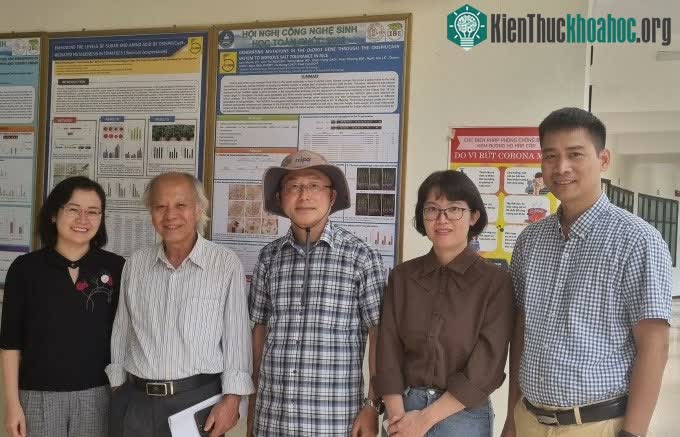 TS Đỗ Tiến Phát (ngoài cùng, phải) cùng các thành viên nhóm nghiên cứu