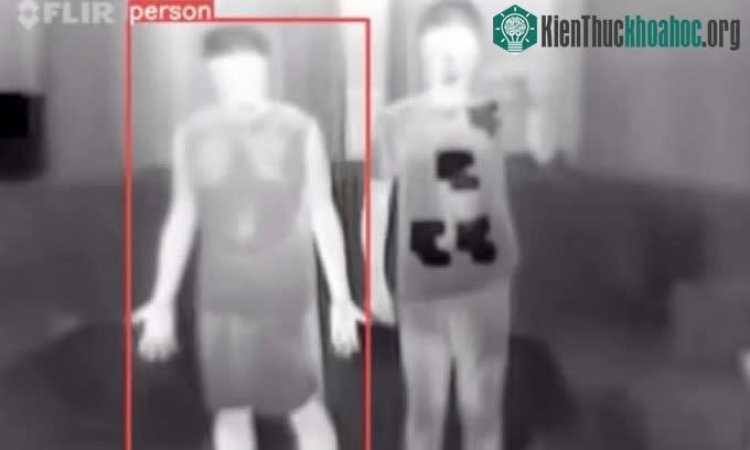 Áo choàng InvisDefense khiến camera an ninh không thể phát hiện cơ thể người đi qua.