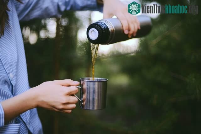 Không nên dùng bình giữ nhiệt để đựng các loại nước có tính axit