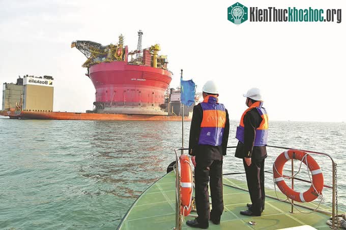 FPSO Penguin được vận chuyển đến Biển Bắc bằng tàu hôm 6/12.