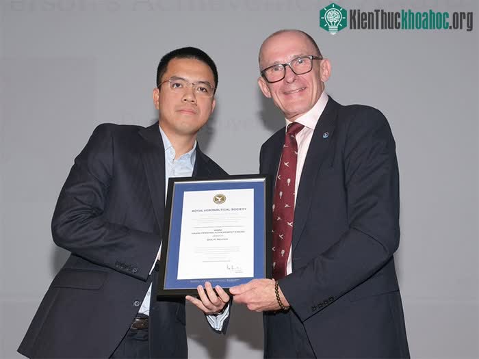 Tiến sĩ Nguyễn Huyền Đức và Chủ tịch Raes Peter Round tại Lễ trao giải thưởng ở London.
