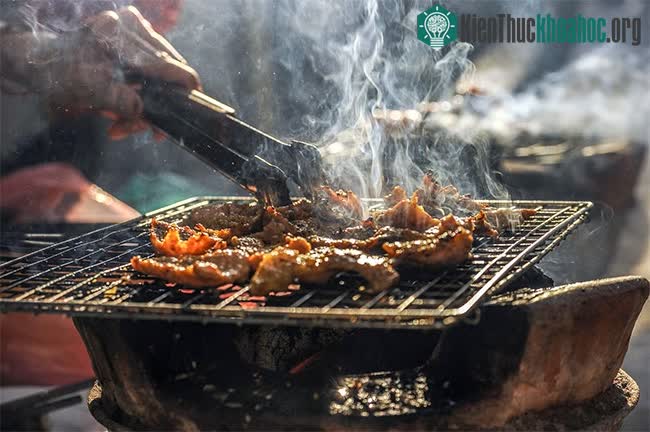 Chất benzopyrene có thể ẩn chứa ở thịt nướng than hoa.