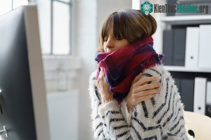 Một trong những tác động của sự co cơ là hạ thân nhiệt, dẫn đến rùng mình, run rẩy.
