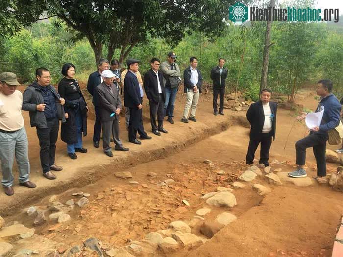 Hố khai quật tại di tích Trại Cấp.