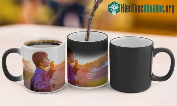 Khi rót nước ấm vào cốc, các hình ảnh được cốc đổi màu theo nhiệt độ.