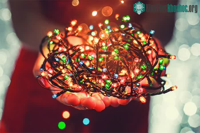 Cần treo đèn trang trí cách xa tầm với của trẻ để đảm bảo sự an toàn.